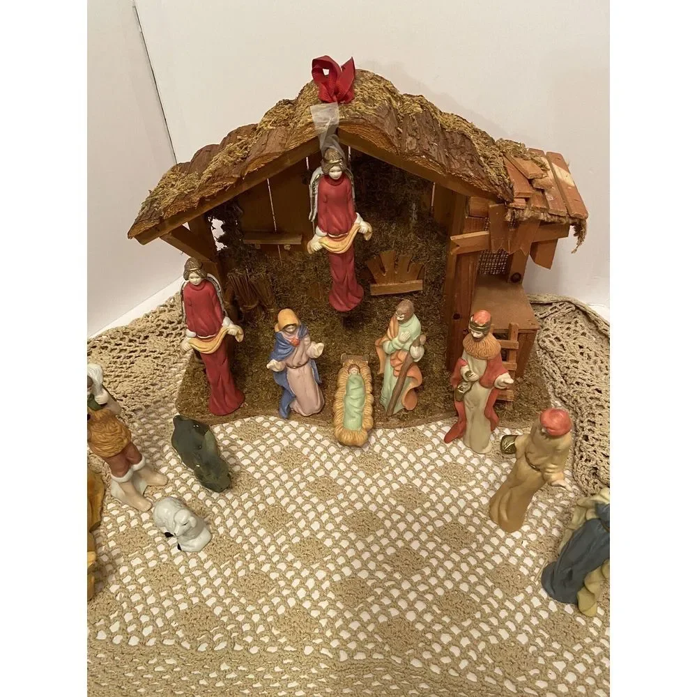 Christmas Nativity Set‎ Manger Scene With Wooden Stable 12 Ceramic Figures.